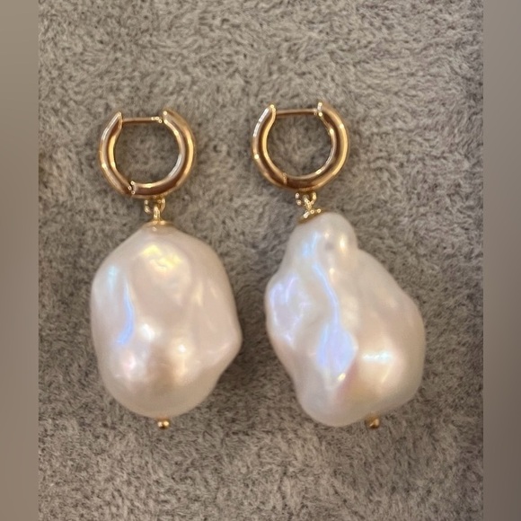 Freshwater Pearl Earrings on 14k Gold Huggie Hoops GORGEOUS - Picture 1 of 3